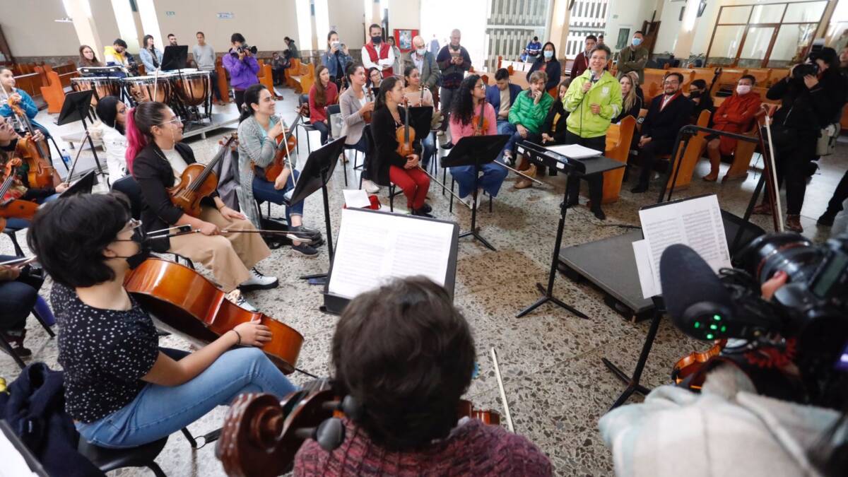 Así ensaya la Orquesta Filarmónica de Mujeres de Bogotá Con una calurosa visita de la alcaldesa Claudia López y la consolidación de una orquesta independiente, la Orquesta Filarmónica de Mujeres, bajo la dirección de la maestra Paola Ávila, comenzó sus ensayos para deleitar musicalmente a la capital del país.
