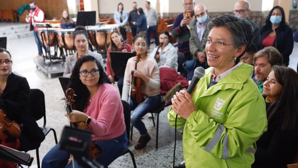 Así ensaya la Orquesta Filarmónica de Mujeres de Bogotá Con una calurosa visita de la alcaldesa Claudia López y la consolidación de una orquesta independiente, la Orquesta Filarmónica de Mujeres, bajo la dirección de la maestra Paola Ávila, comenzó sus ensayos para deleitar musicalmente a la capital del país.