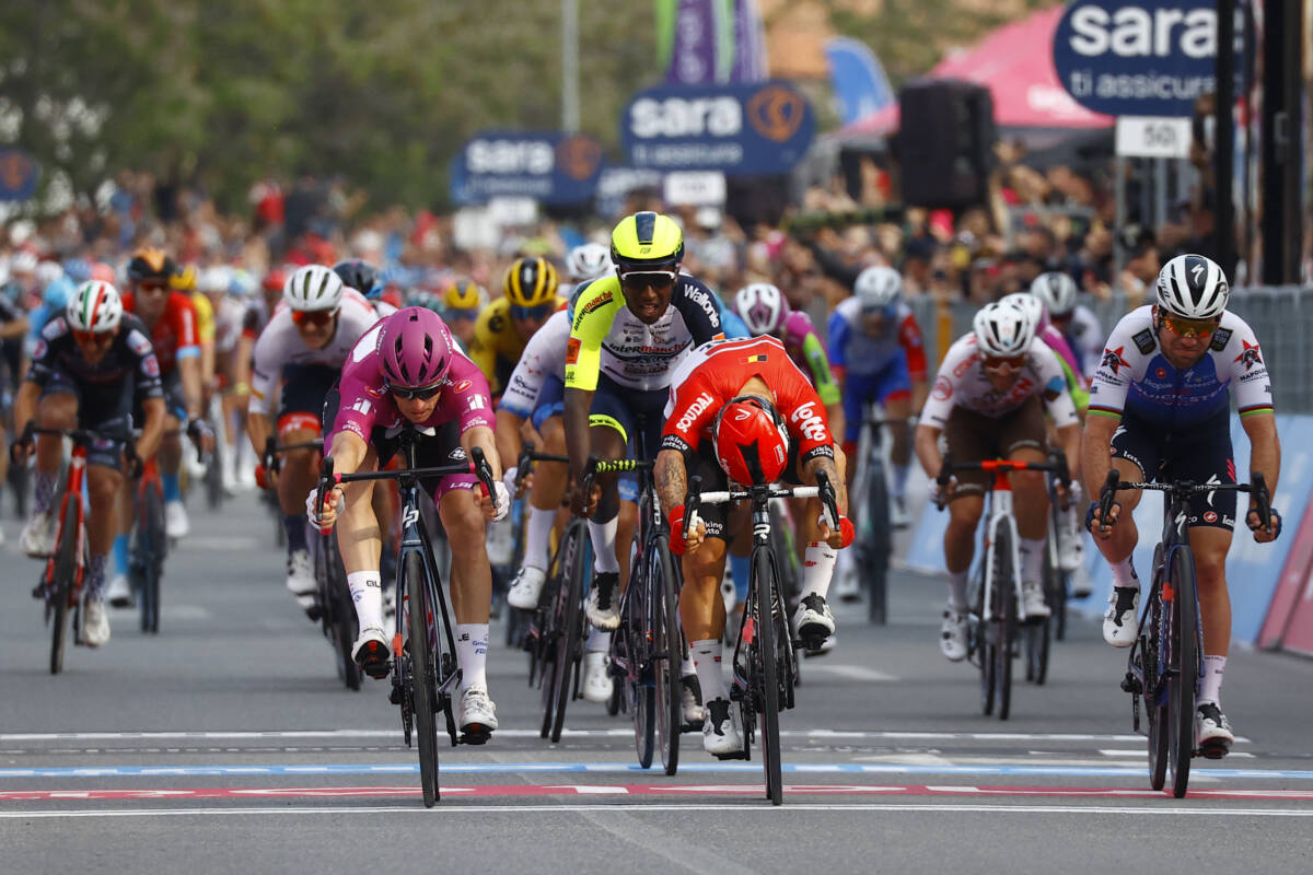 Cómo le fue a Fernando Gaviria en la sexta etapa del Giro de Italia Con una emocionante carrera que terminó con foto finish, el ciclista francés, Arnaud Démare, se llevó la victoria de la 6 etapa del Giro de Italia por unos milímetros. Aunque todos estaban a la espera de un ataque de Fernando Gaviria, el antioqueño desistió de la etapa en los últimos tramos de la competencia.