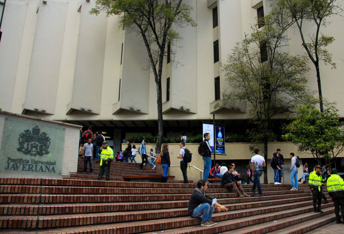 ¡Última hora! En U. de Bogotá le disparan a vigilante que intentó frustrar hurto La delincuencia no da tregua en la capital del país: dos vigilantes de la Universidad Javeriana resultaron heridos hace pocos minutos, cuando intentaban frustrar el hurto de un peatón.