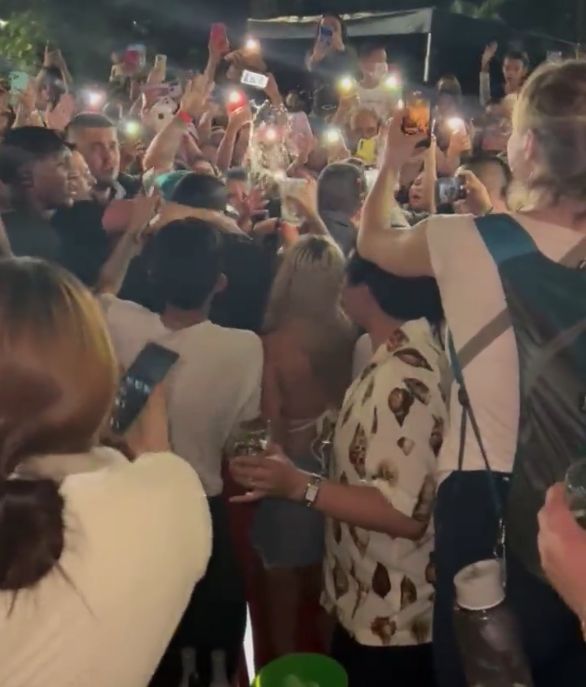 EN VIDEO: Una mujer le lanzó una cerveza en el rostro a Karol G A raíz del lanzamiento de su canción Provenza, Karol G decidió visitar el barrio que lleva el nombre de su canción en Medellín y dar un concierto sorpresa.