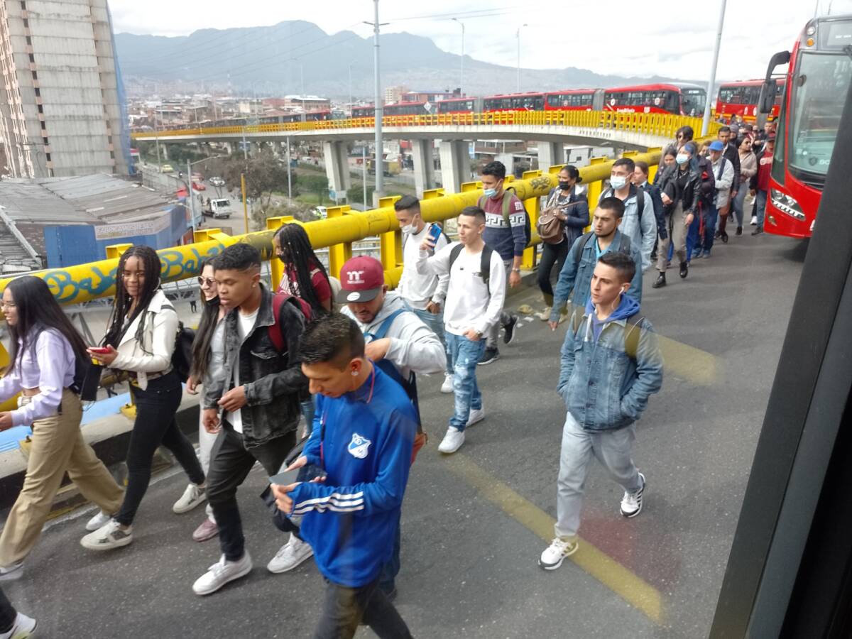 ¡Ojo! Continúan los bloqueos en TransMilenio Dicha movilización ha generado varios bloqueos en el servicio de TransMilenio, pues usuarios del servicio en la Avenida Suba, la Calle 80 y la NQS han tenido que bajarse de los articulados y caminar.