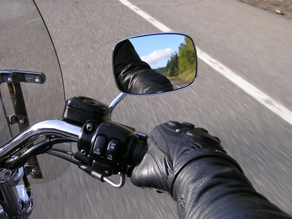 No se duerma con los retrovisores de su moto Mantener en una correcta posición los espejos de su moto le va a evitar cualquier contratiempo y eventualidad mientras maneja. No en vano, es a través de ellos que un conductor se da cuenta lo que tiene por detrás, ya sea un vehículo o una infraestructura.