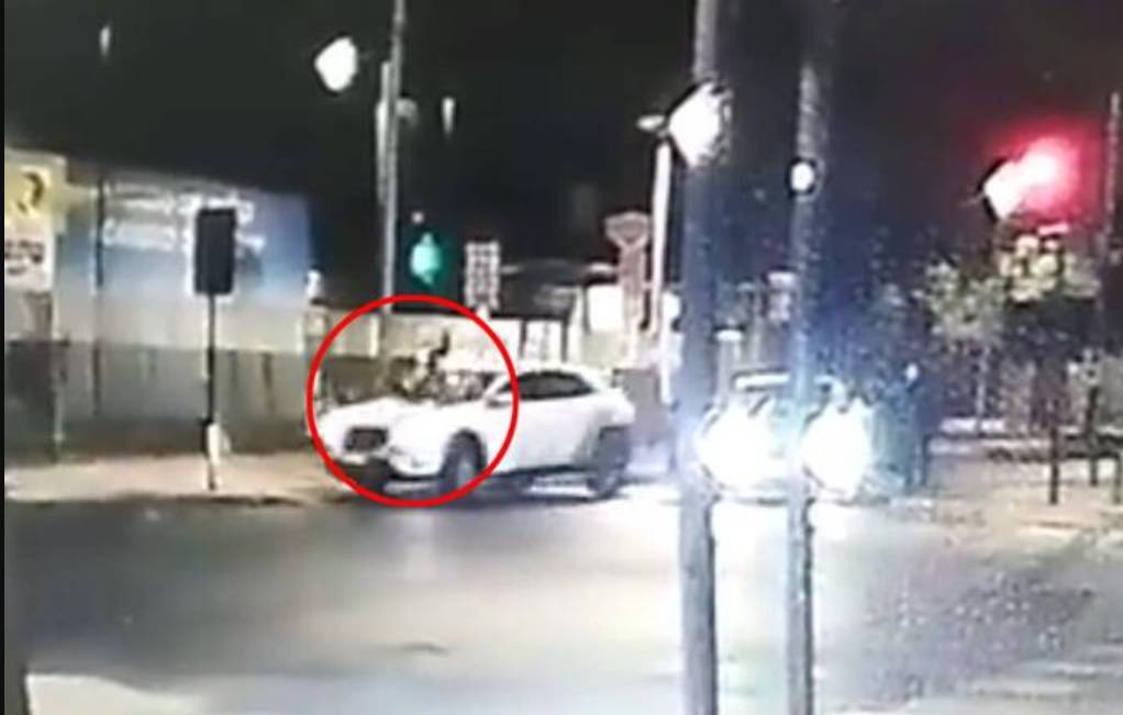 En video: mujer atropelló al ladrón que se le iba a llevar el carro Una mujer fue abordada por cuatro delincuentes para robarle su carro, su reacción fue acelerar y llevarse por delante a uno de ellos.