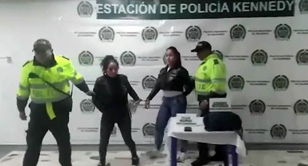 Capturan a dos mujeres que escopolaminaron hombres para robarlos En las últimas horas, la Policía Metropolitana de Bogotá confirmó que se realizó la captura de dos mujeres en la capital, señaladas de haberle dado escopolamina a dos hombres con el fin de hurtarle sus pertenencias.