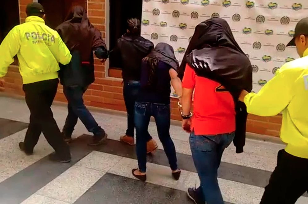 Capturan a dos mujeres que escopolaminaron hombres para robarlos En las últimas horas, la Policía Metropolitana de Bogotá confirmó que se realizó la captura de dos mujeres en la capital, señaladas de haberle dado escopolamina a dos hombres con el fin de hurtarle sus pertenencias.
