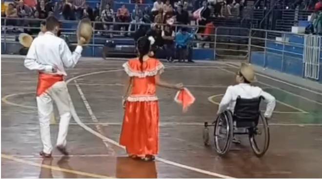 EN VIDEO: Niño en silla de ruedas se vuelve viral por su baile La habilidad para el baile de este niño, pese a que está en silla de ruedas, quedó grabado en un video que no demoró en volverse viral en las redes sociales.