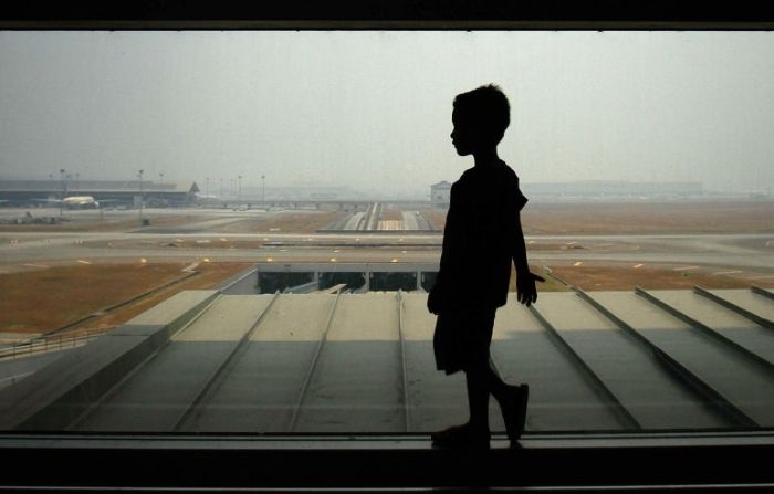 Al estilo de 'Mi pobre angelito', niño aborda avión tras pasar controles de aeropuerto Esta vez un niño de diez años logró cruzar siete puntos del aeropuerto de Irak sin ser detenido por los trabajadores del lugar ni por las autoridades. Posteriormente abordó un avión.