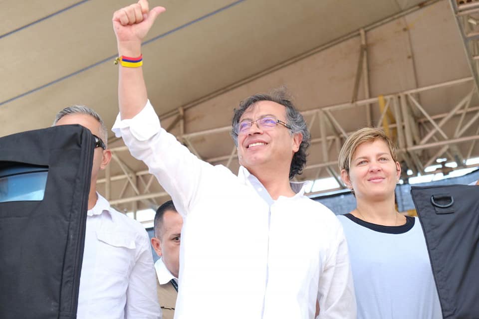 Este será el tarjetón de la segunda vuelta de las presidenciales Los colombianos que vayan a participar en la elección presidencial de la segunda vuelta del próximo del 19 de junio, desde ya pueden conocer cómo es la tarjeta electoral que recibirán, en la que están los dos candidatos en competencia y la opción del voto en blanco.