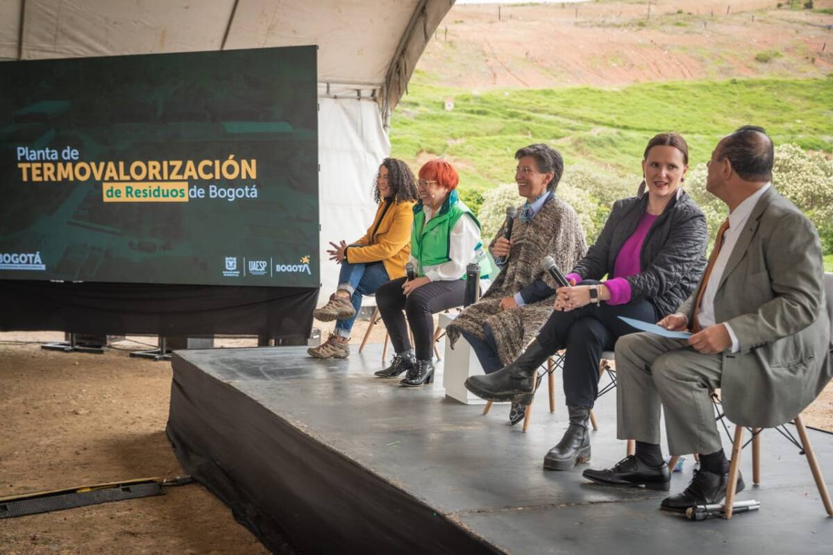 Bogotá construirá planta para descomponer residuos a través del calor La alcaldesa de Bogotá, Claudia López, anunció este miércoles que en la ciudad se construirá una Planta de Termovalorización, con la que se descompondrá los residuos inorgánicos a través del calor y con turbinas se convertirá el vapor en energía eléctrica.