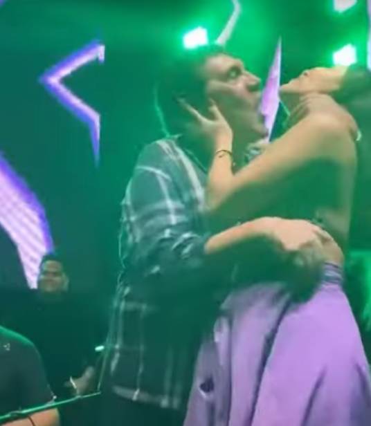 El polémico video de Poncho Zuleta acosando a una mujer En video quedó registrado el incómodo momento que pasó la cantante Karen Lizarazo, junto a Poncho Zuleta en pleno concierto.