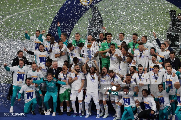 Real Madrid celebró en casa el título de Champions El Real Madrid compartió este domingo con su afición la fiesta por la consecución de la Liga de Campeones, con sabor a despedida para algunos como el capitán Marcelo y una traca final en Cibeles y el Santiago Bernabéu ante miles de personas.