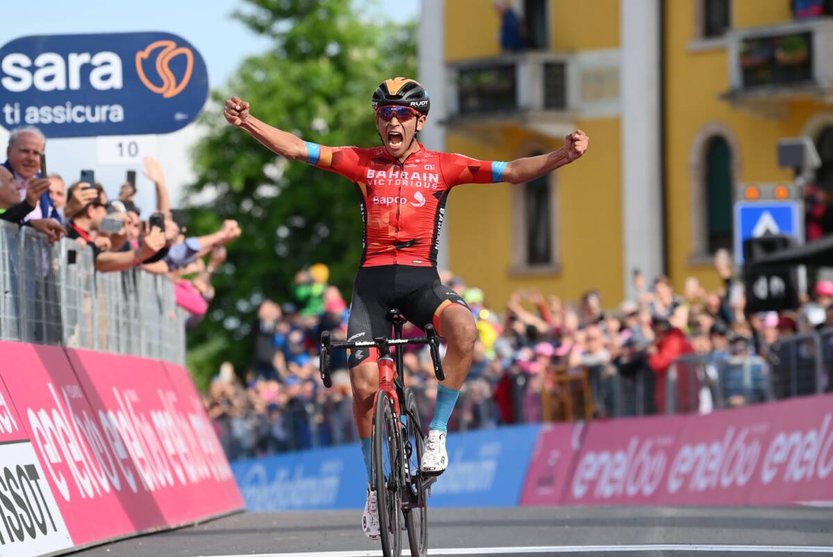 Triunfazo de Santiago Buitrago en la etapa 17 del Giro El escalador colombiano Santiago Buitrago (Bahrain) ganó en solitario la 17ª etapa del Giro de Italia, este miércoles en Lavarone, mientras que el ecuatoriano Richard Carapaz (Ineos) conservó la 'maglia rosa' de líder de la clasificación general.