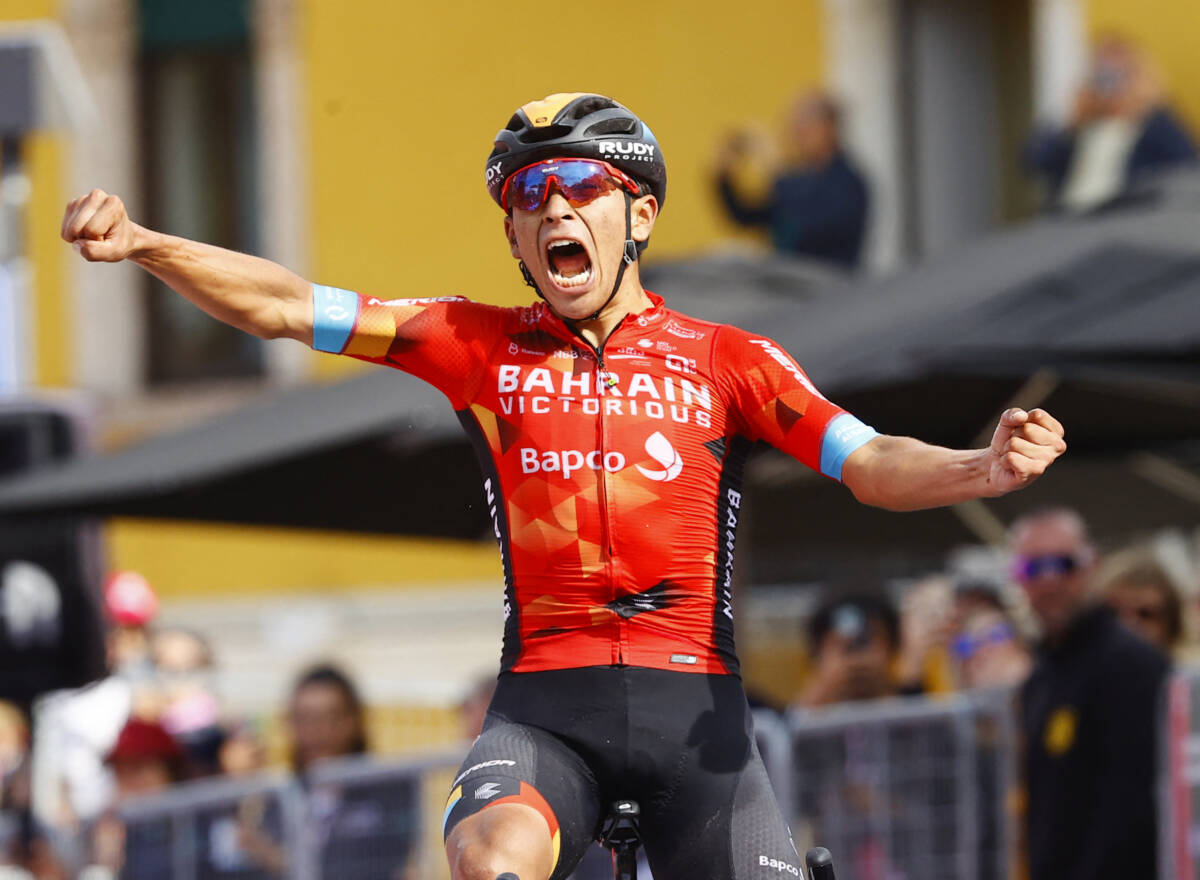 Buitrago y su emocionante relato de cómo ganó la etapa en el Giro Santiago Buitrago, luego de bajarse de su 'caballito de hierro', con lágrimas y una sonrisa que no le cabía en el rostro, detalló en una entrevista cómo fue el momento en que decidió ir por la victoria de la etapa 17 del Giro.