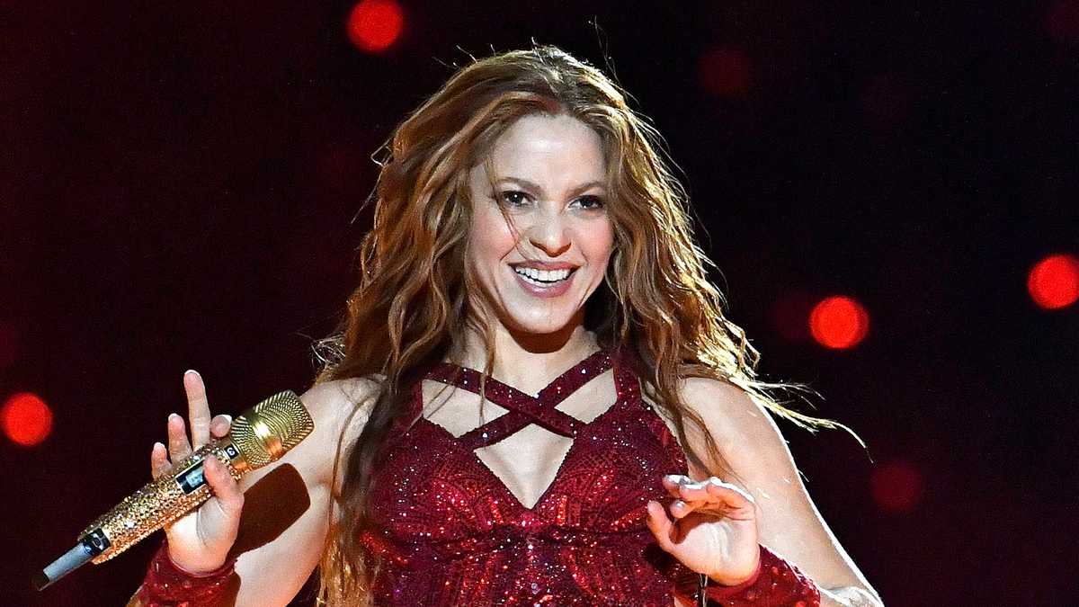 Shakira de vuelta al ruedo con reguetón Desde la exitosa gira que Shakira hizo con su álbum ‘El dorado’ en el 2018, la barranquillera no ha estado tan activa en los escenarios o lanzando nueva música. Sin embargo, eso no quiere decir que no haya estado trabajando… por el contrario, ya está lista para mostrarle al mundo todo lo que ha venido haciendo.