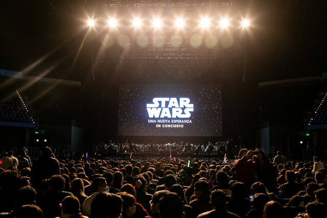 Más de cinco mil fanáticos de Star Wars cumplieron la cita en el Movistar Arena Los fanáticos de Star Wars se dieron cita en el Movistar Arena de Bogotá para vivir una experiencia de otra galaxia: 'Star Wars: Una Nueva Esperanza en Concierto'.