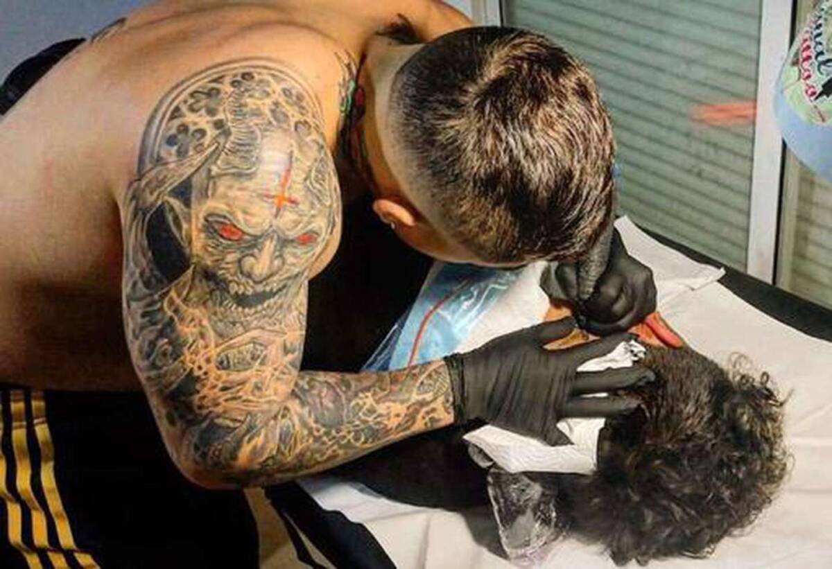 Piden pena máxima para macabro tatuador colombiano que descuartizó a jovencita en España La justicia en España está pidiendo la pena máxima para un tatuador colombiano señalado de haber asesinado y descuartizado a una joven dentro de su vivienda en Madrid, la capital de ese país.