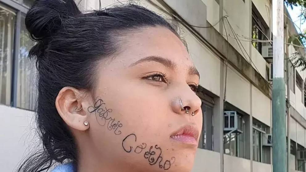 Su ex la obligó a tatuarse su nombre en el rostro Una joven rompió el silencio y salió a hablar en medios de comunicación sobre una situación que la aqueja: dice que su ex la obligó a tatuarse su nombre en el rostro, por lo que en la parte derecha de su cara aparece tatuado "Gabriel Coelho".