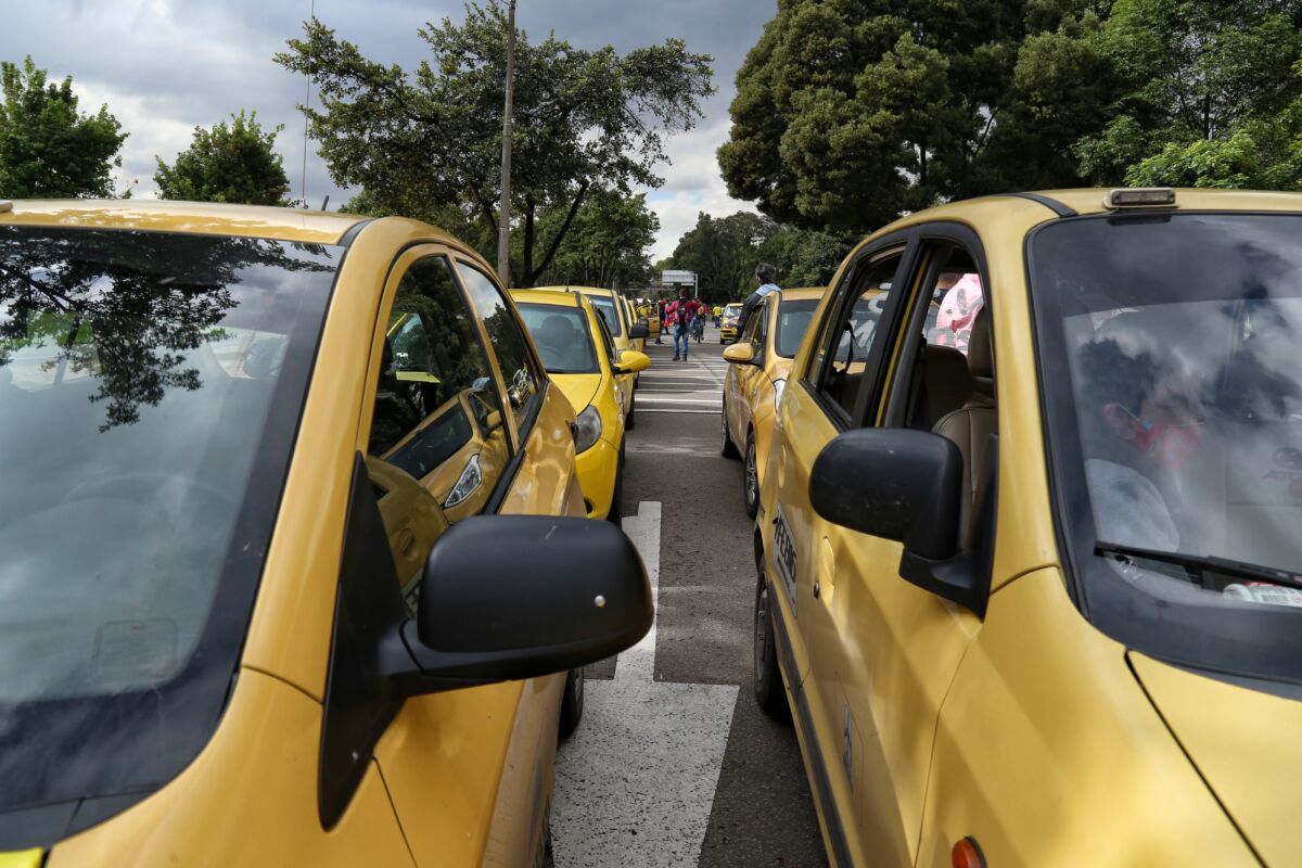Taxistas realizarán jornada de protesta tras el asesinato de dos compañeros Los taxistas de la ciudad anunciaron que el próximo martes 24 de mayo desarrollará un ‘plan tortuga’ y un plantón frente a la Secretaría de Seguridad, esto debido a que la inseguridad ha aumentado en Bogotá.