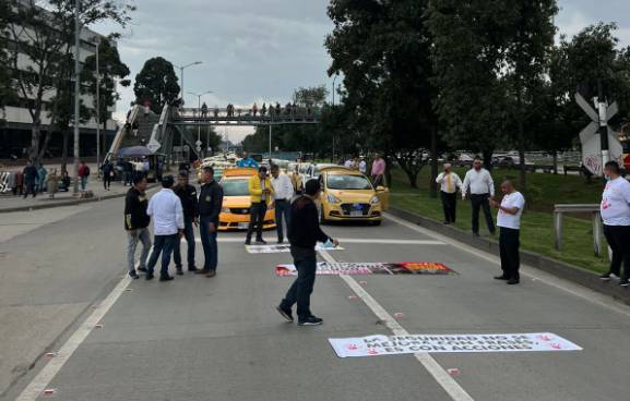 Mamados de la inseguridad: taxistas se toman la 26 Este martes 24 de mayo, los taxistas salieron a las calles de la capital del país para protestar por los múltiples asesinatos de sus colegas que se han venido presentando en Bogotá.