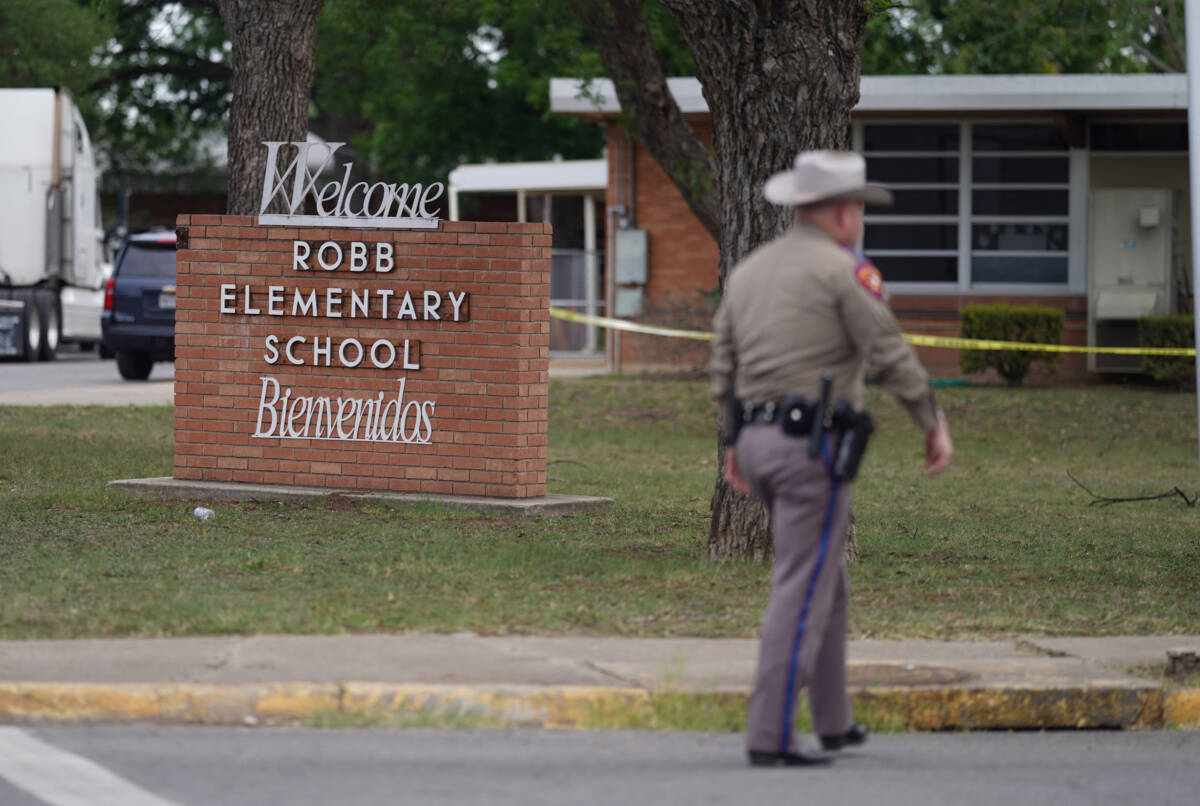 Lo que sabe hasta ahora del tiroteo en escuela primaria de Texas Al otro día de cumplir 18 años, Salvador Ramos, un adolescente del pequeño pueblo de Uvalde, en el estado de Texas, compró su primer rifle de asalto. Una semana después, entró en una escuela primaria, abrió fuego y mató a 19 niños pequeños y a dos de sus maestros. 