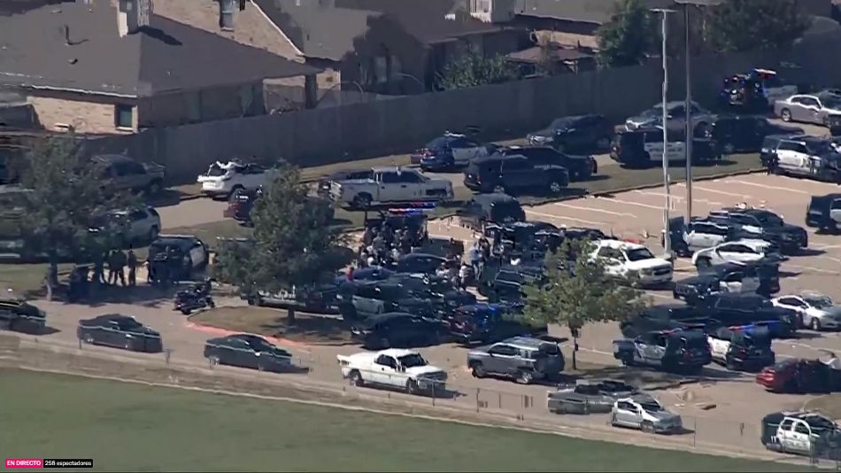 Terrible masacre en colegio de Texas: 14 niños muertos Catorce niños y un maestro fueron asesinados el martes por un adolescente en una escuela primaria de Uvalde, Texas, en un hecho que sumió nuevamente a Estados Unidos en la pesadilla recurrente de los tiroteos escolares.