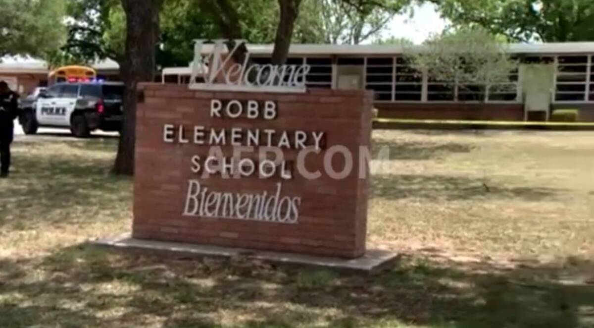 Terrible masacre en colegio de Texas: 14 niños muertos Catorce niños y un maestro fueron asesinados el martes por un adolescente en una escuela primaria de Uvalde, Texas, en un hecho que sumió nuevamente a Estados Unidos en la pesadilla recurrente de los tiroteos escolares.