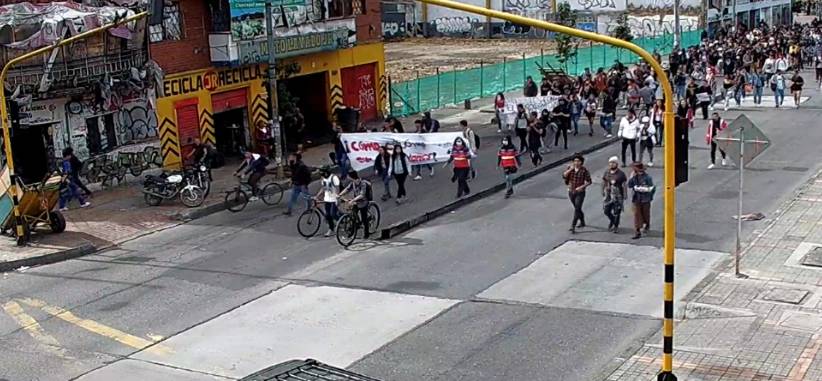 ¡Pilas! Hay manifestaciones y tremendos trancones en Bogotá En la tarde de este jueves 19 de mayo, la Secretaría de Movilidad de Bogotá indicó que se presentan manifestaciones en diferentes puntos de la ciudad por parte de estudiantes de la Universidad Distrital.