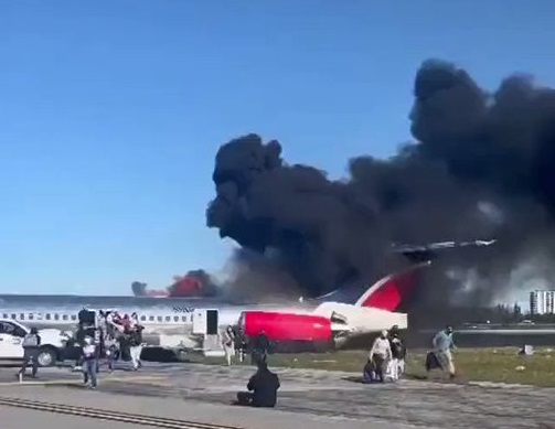 Avión con 126 personas a bordo se incendió en pleno aeropuerto Este martes, un avión procedente de República Dominicana se incendió al aterrizar en el Aeropuerto Internacional de Miami.