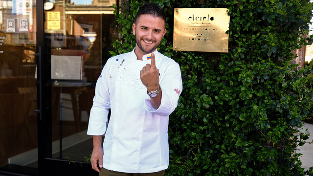 El chef colombiano que recibió una nueva estrella Michelin El restaurante del chef colombiano, Juanma Barrientos, ElCielo Miami, recibió su primera estrella Michelin, la segunda para el talento colombiano.