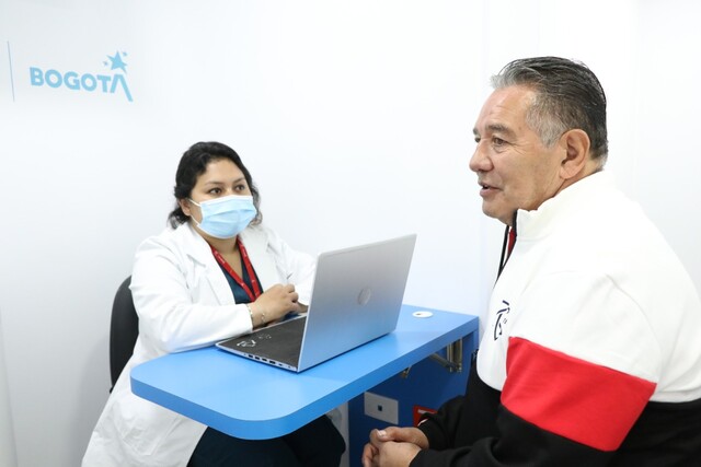En Bogotá empezaron a rodar unidades móviles de atención en salud mental Se trata de las unidades móviles de atención primaria en salud (MAPS), con énfasis en Salud Mental, puestas en marcha por la Secretaría Distrital de Salud, en el marco del modelo territorial de salud “Salud a Mi Barrio, Salud a Mi Vereda”.