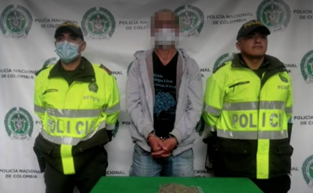 Agarraron al delincuente que robaba locales en Quirigua La Policía de Bogotá agarró al delincuente que robaba locales en el Quirigua, en la localidad de Engativá . Las cámaras de seguridad lograron captar las fechorías del ladrón.
