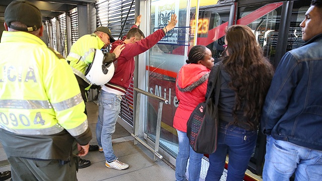 Duro golpe a pillos que hurtaban en TransMilenio Tras varios operativos de la Policía Metropolitana de Bogotá en las diferentes estaciones de TransMilenio, lograron dar un duro golpe al incautar 300 armas blancas a pillos dedicados a intimidar a los pasajeros de este transporte público.