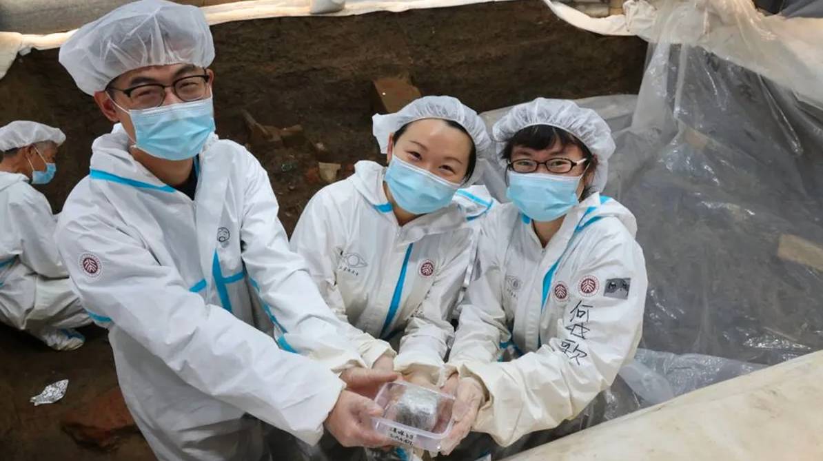 Hallan restos de una mujer amputada hace 3 mil años Investigadores de la Universidad de Pekín (China) hallaron en la provincia de Shaanxi los restos de un ser humano que fue enterrado hace 3 mil años. Según el estudio, los huesos le pertenecían a una mujer de entre 30 y 35 años.