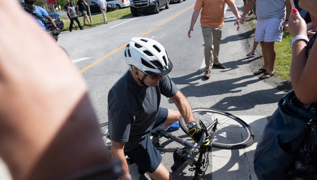 Video viral: Joe Biden se cayó de su bicicleta El presidente estadounidense, Joe Biden, de 79 años, cayó al tratar de bajarse de su bicicleta este sábado en Delaware, donde descansa el fin de semana, pero se levantó rápidamente y aseguró que está "bien".