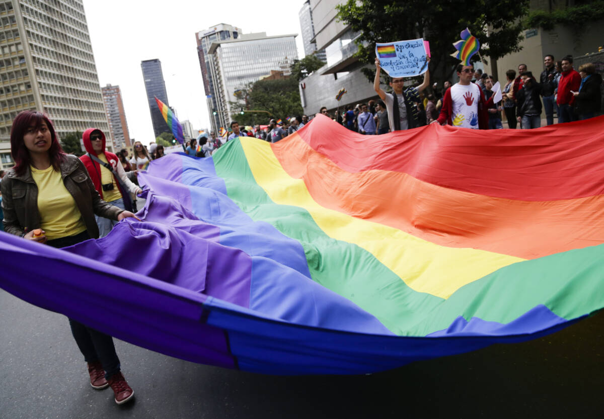 En Bogotá este domingo se realizará la marcha del orgullo LGBTI Este domingo 3 de julio la ciudadanía de Bogotá se vestirá de diversidad para la tradicional marcha del orgullo LGBTI, la cual iniciará en el Parque Nacional y finalizará en la Plaza de Bolívar.