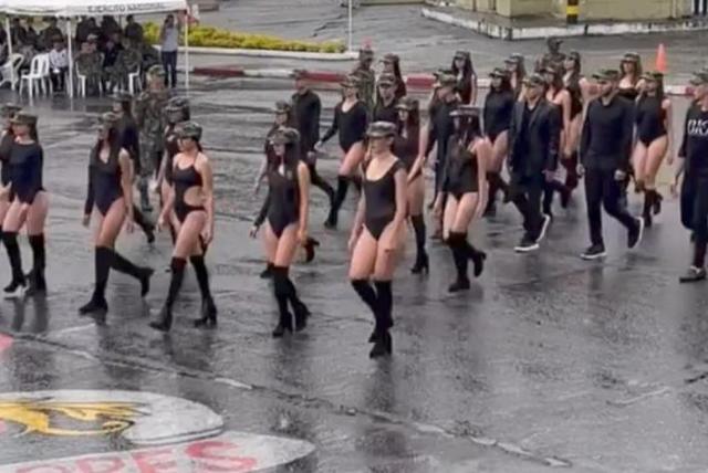 Escándalo en batallón por absurdo desfile de mujeres en ‘body’ Una gran polémica se ha desatado en redes sociales debido a un video en el que se ven a varias mujeres desfilando al interior del Batallón Ayacucho de Manizales semidesnudas ante la mirada de los uniformados.