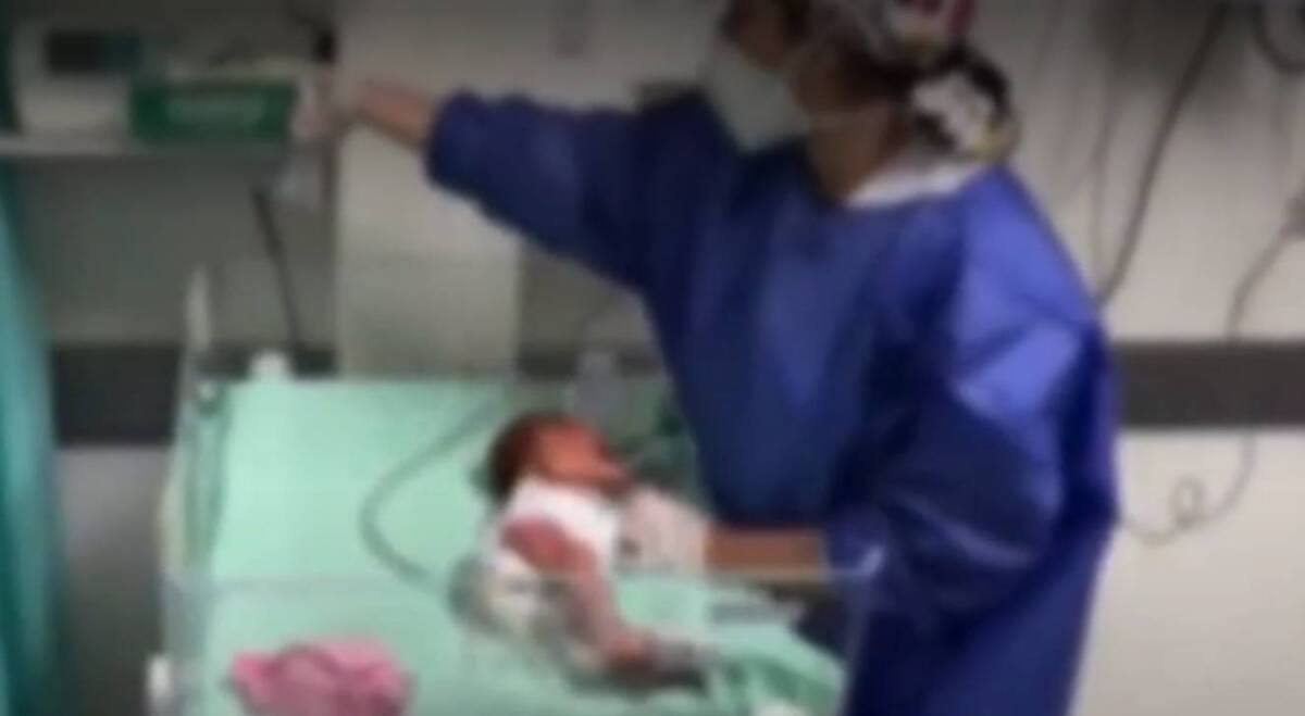 Infame: mujer lanza a su propia bebé desde un puente Una bebé de nueve días de nacida habría sido lanzada desde un puente en Cúcuta (Norte de Santander) por su propia madre. La niña sufrió algunas lesiones pero, milagrosamente, logró sobrevivir al terrible hecho.