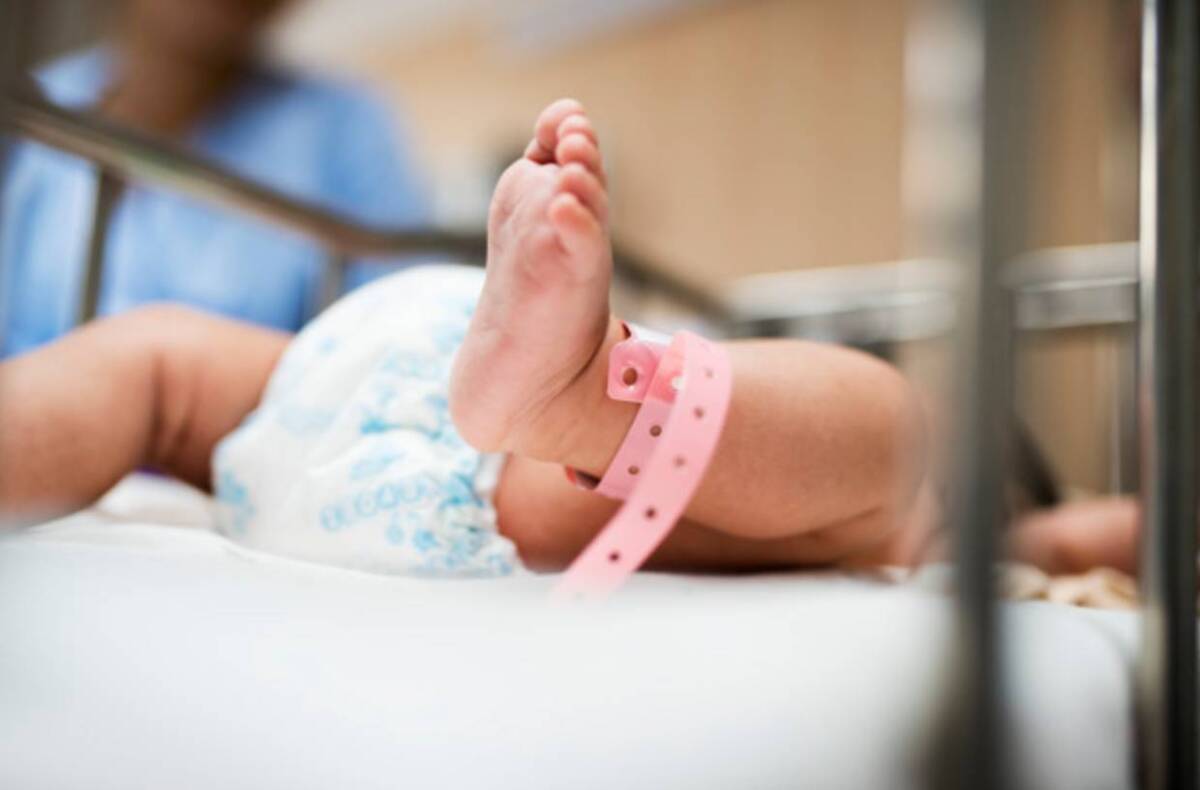 Médicos atendieron cesárea sin luz y cortaron al bebé Una mujer se dirigió a la Clínica Internacional de Especialidades en Mexicali, México, para dar a luz a su primer bebé por una cesárea ya programada.