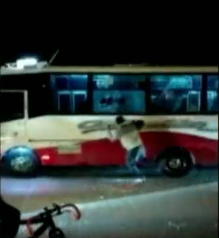 Pasajeros de un bus agredieron a sujeto que maltrató a su pareja En el municipio de Soacha, pasajeros de un bus atacaron a un sujeto que había agredido a su compañera sentimental.