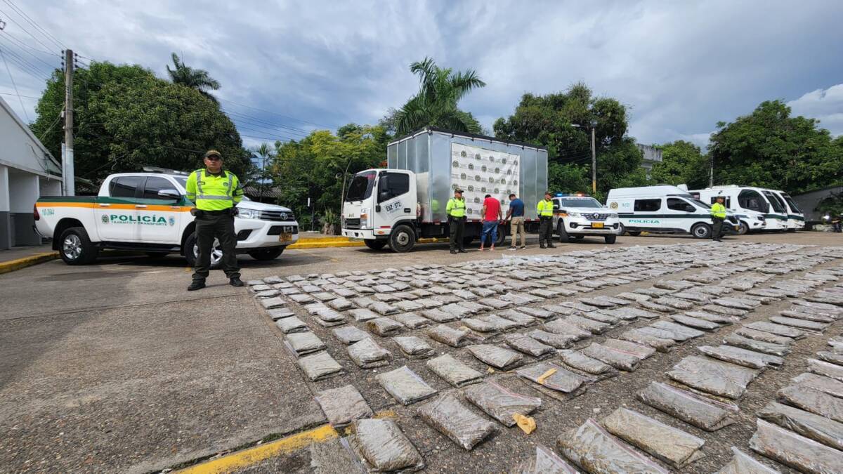 Incautan 1.500 kilogramos de marihuana en la vía Girardot- Bogotá Mediante labores de patrullaje y verificación de vehículos de la policía de Cundinamarca con la Seccional de Tránsito, se logró la incautación de un gran cargamento de marihuana, la captura de dos personas y la inmovilización de un camión.
