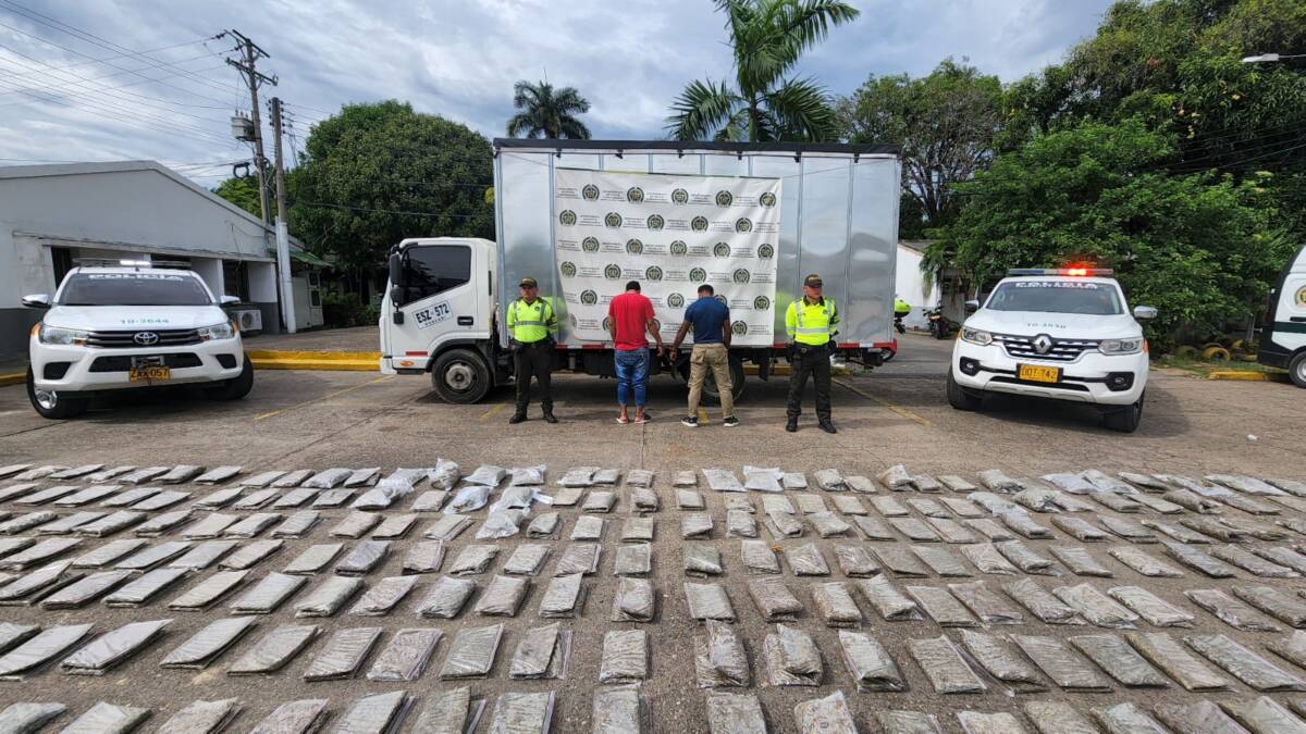 Incautan 1.500 kilogramos de marihuana en la vía Girardot- Bogotá Mediante labores de patrullaje y verificación de vehículos de la policía de Cundinamarca con la Seccional de Tránsito, se logró la incautación de un gran cargamento de marihuana, la captura de dos personas y la inmovilización de un camión.