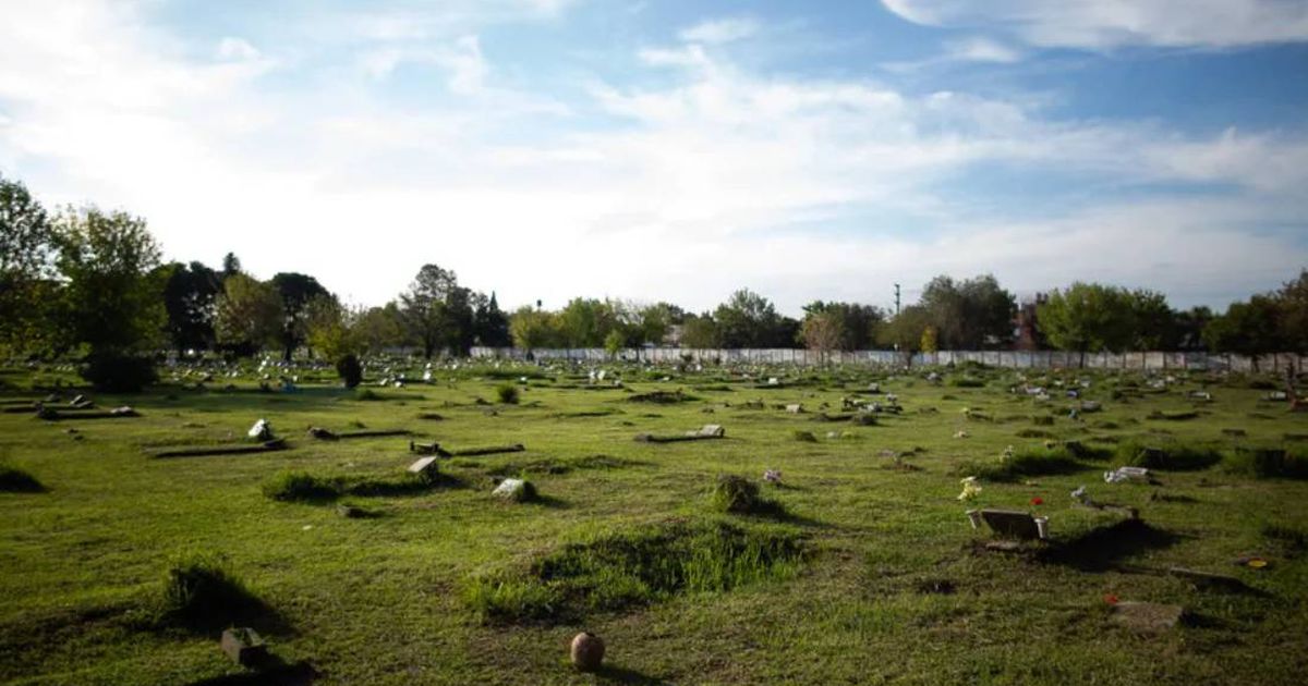 Polémica por pareja que se grabó teniendo sexo en un cementerio Un hecho insólito ha generado gran polémica en Argentina, una pareja de jóvenes se grabó teniendo sexo en un cementerio.