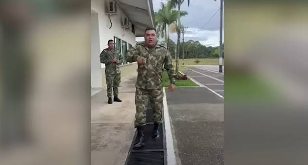 EN VIDEO: Coronel del Ejército abofeteó a cabo en un batallón En un video quedó registrado el momento en el que se ve una aparente agresión física y verbal contra un cabo del Ejército por parte de un coronel, quien se encontraba bastante alterado.