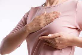 Pendientes con el dolor de mamas Hay muchas causas posibles para el dolor de mamas. Por ejemplo, los cambios en los niveles hormonales durante la menstruación o el embarazo a menudo causan dolor de mamas. Un poco de inflamación y sensibilidad justo antes del periodo es normal.