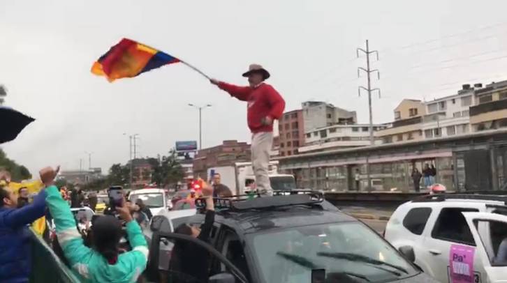 En Bogotá celebran triunfo de Gustavo Petro En la ciudad de Bogotá celebran triunfo de Gustavo Petro, con banderas, y gritos, los ciudadanos están festejando el que de candidato del Pacto Histórico, es el nuevo presidente de Colombia.