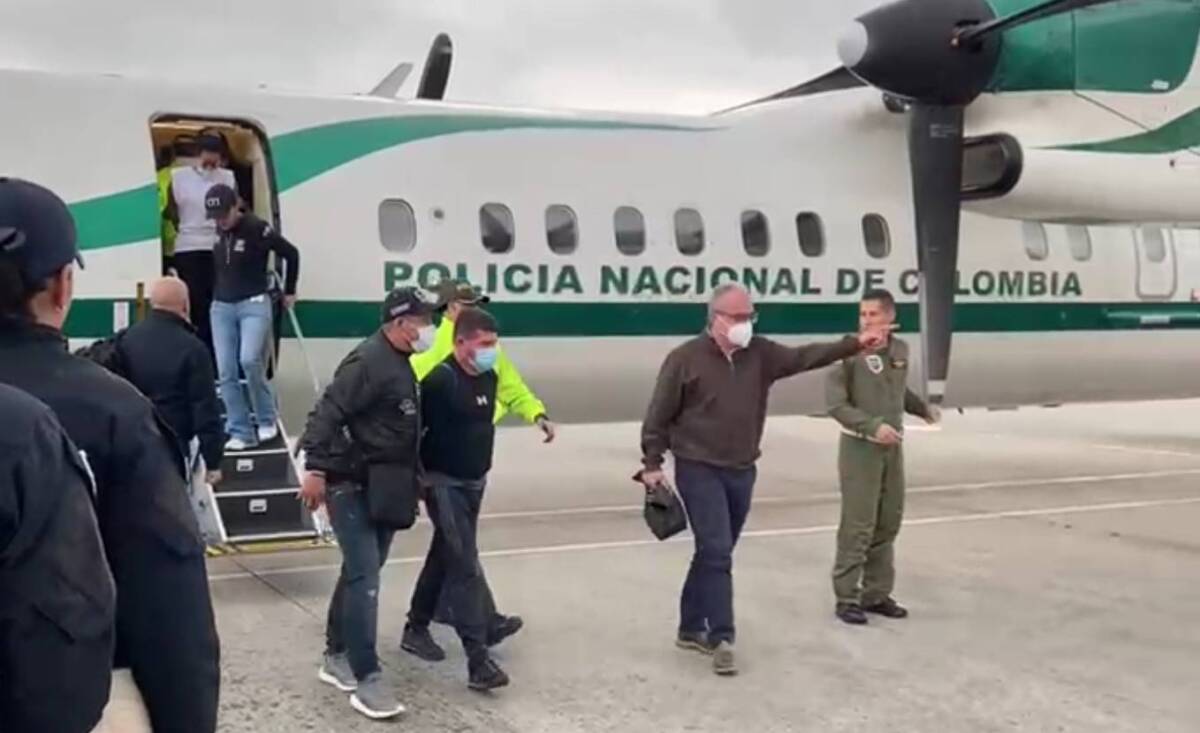 VIDEO: Aterrizaron en Bogotá los cinco implicados en el crimen del fiscal Pecci Al mediodía de este miércoles, los cuatro hombres y la mujer responsables del crimen del fiscal Marcelo Pecci, fueron subidos a un avión para ser trasladados de manera inmediata a Bogotá, en donde deberán permanecer privados de la libertad.