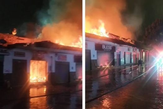 Voraz incendio arrasó con varias casas en Chía En la madrugada de este martes el centro histórico de Chía, Cundinamarca, se vio gravemente afectado por un fuerte incendio que se propagó por varias viviendas y locales comerciales del sector.