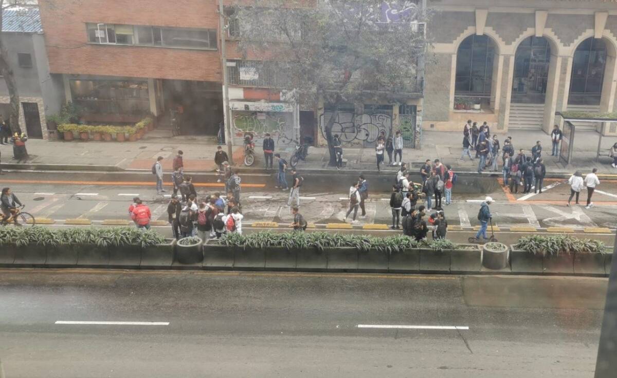 ¡Pilas! Protestas afectan la movilidad a esta hora en Bogotá En este momento la movilidad en la ciudad de Bogotá se ha visto afectada por las protestas que están realizando los estudiantes de la Universidad Distrital.