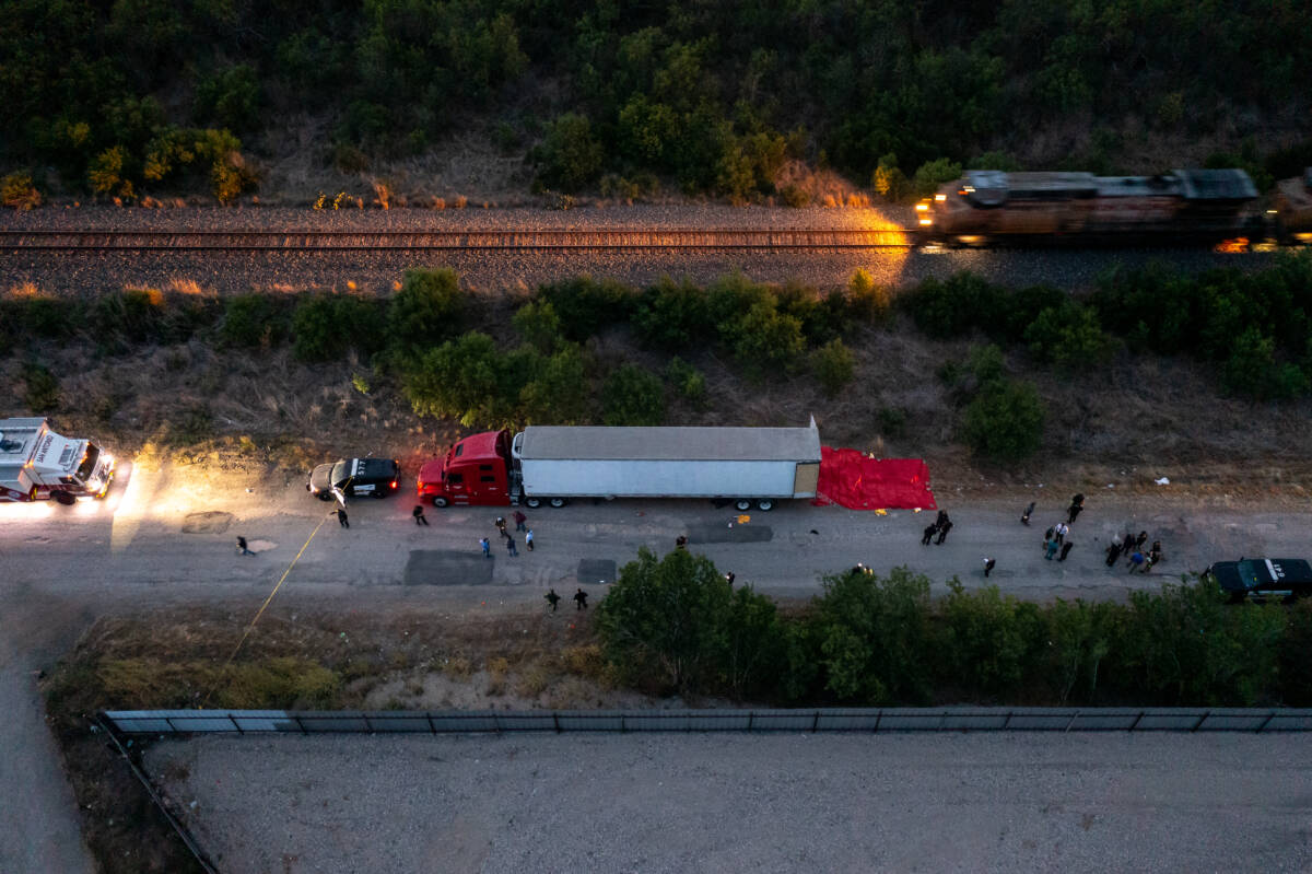 Hallan 50 inmigrantes muertos dentro de un camión en Texas Al menos 50 migrantes han sido hallados muertos en el interior de un camión en la ciudad estadounidense de San Antonio, en el estado de Texas, después de asfixiarse debido a la falta de oxígeno y a las altas temperaturas, según el último balance de las autoridades locales.